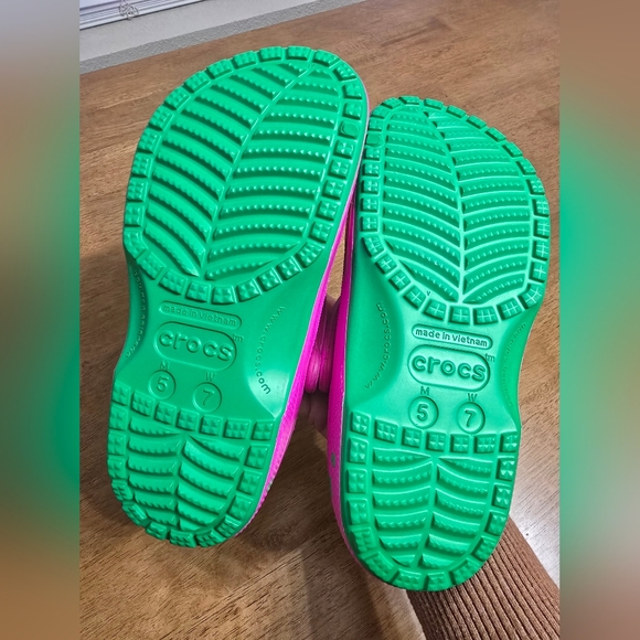 CROCS Barney With Charms Adult Size W7/M5 NWOT - Picture 2 of 4